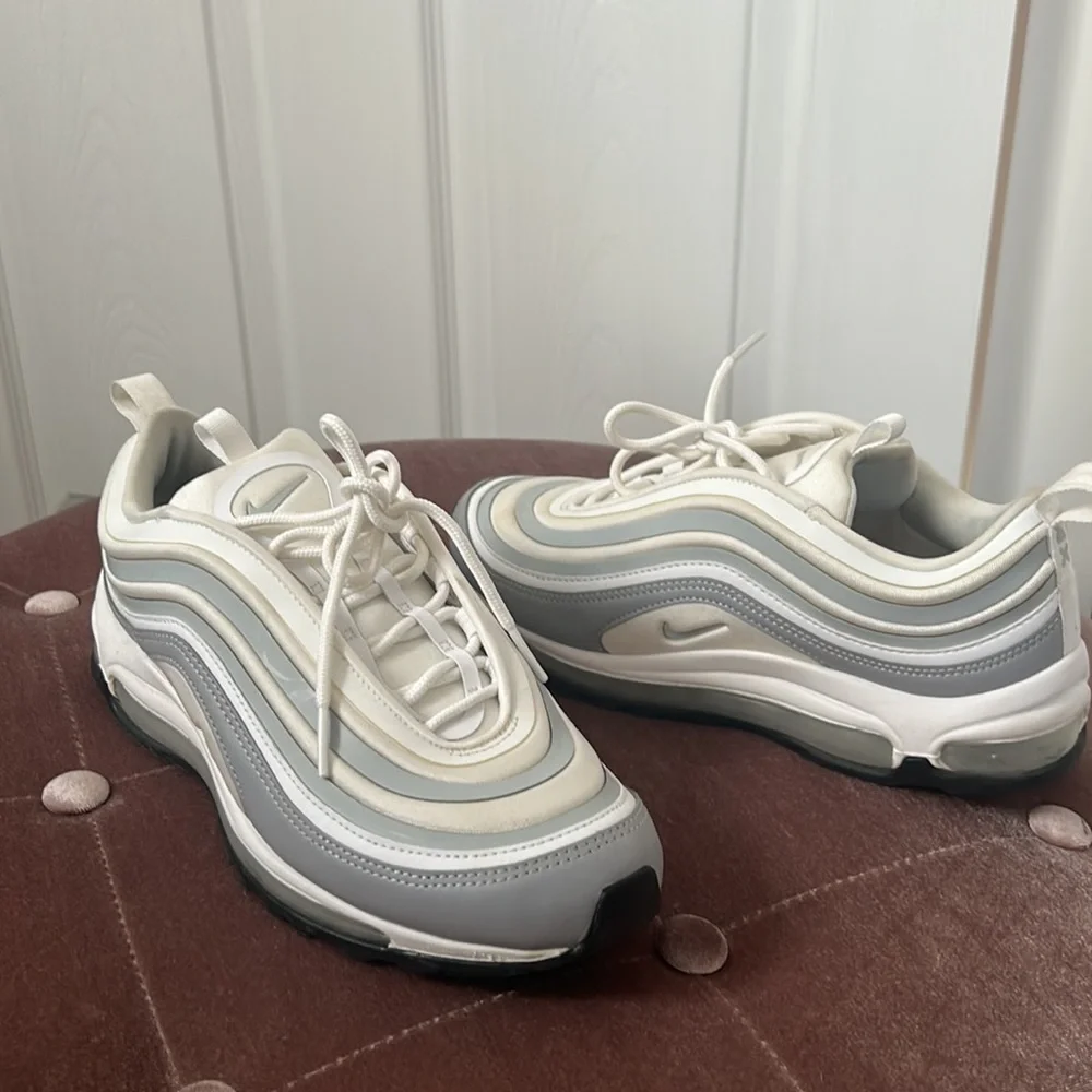 Nike Air Max - Picture 2 of 4
